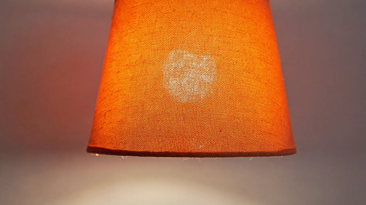 Orange Lampe gekonnt einsetzen ohne den Raum zu überladen