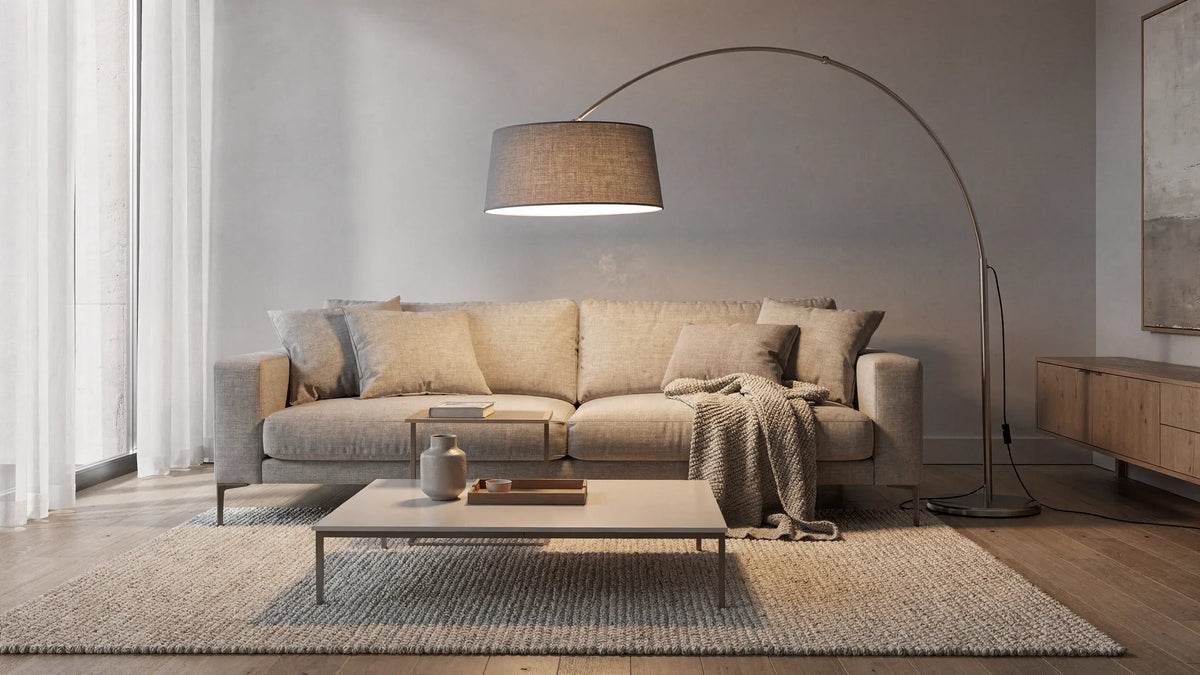 Graue Bogenleuchte stilvoll mit Sofa und Teppich kombinieren