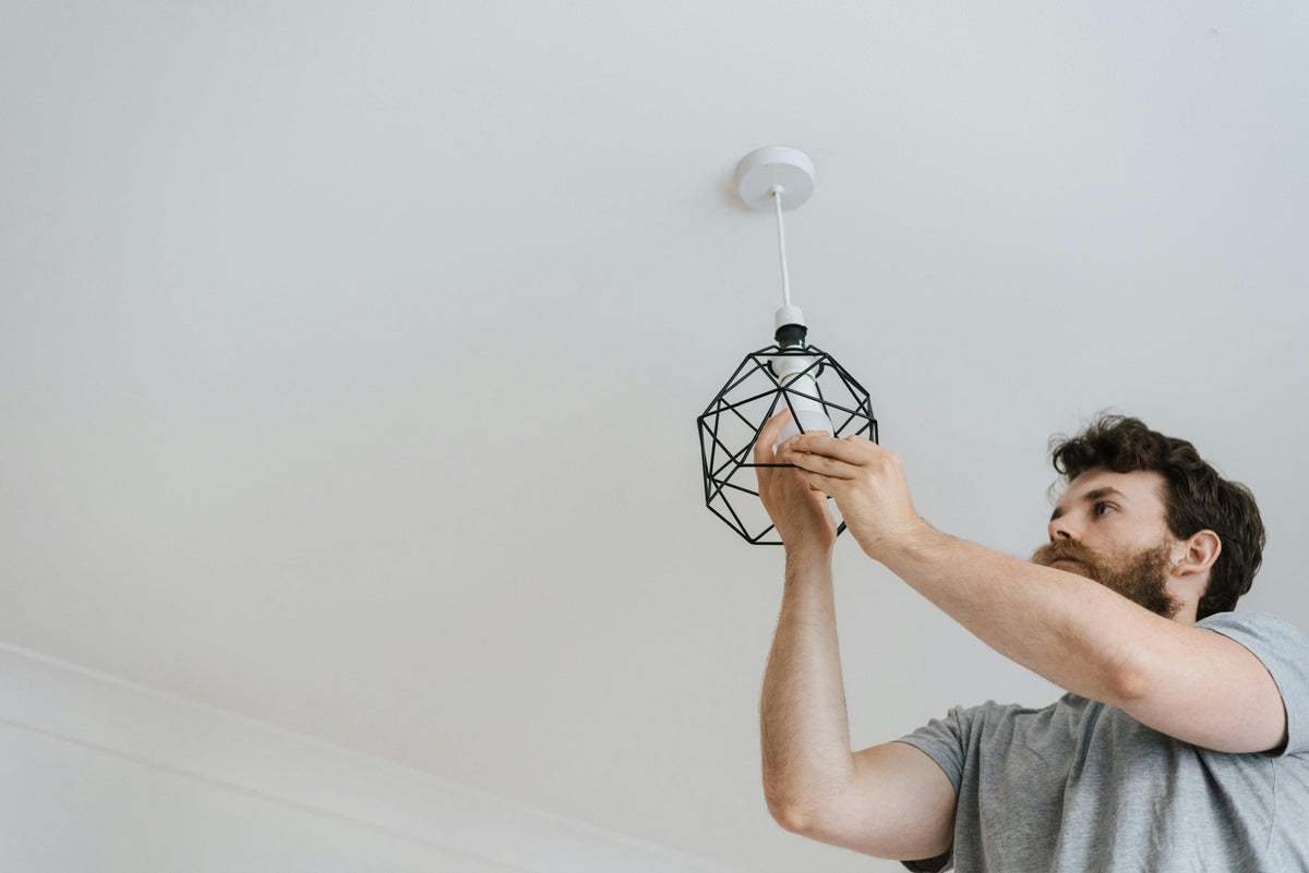 Eine Lampe anbringen ohne zu bohren!